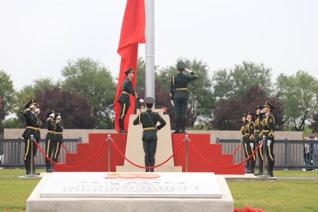 安博·体育,(中国)网站首页:立足红色主题实践,提升学生思政课获得感 思政课实践教学是高校立德树人的重要途径。安博·体育,(中国)网站首页在创建高水平应用型民办大学实践中,十分重视思政课实践教学的探索。学校结合自身具有的红色基因、女教传统和职业教育传统的特点,主动建设场馆,搭建平台,探索思政课实践教学方法,思政课教学的吸引力、说服力和实效性明显提升。 重视发挥红色场馆育人的实效性。培华学院是一所具有红色历史的民办高校。通过建立爱国主义教育广场、红色金融展厅、红色文化展厅、党建文化展厅、中国工合运动展等多个红色文化场馆,从而将抽象的思想政治知识在实际生活中具象化表现出来,进而有效提高大学生的思想政治修养,促进学生的全面发展,强化“立体式”文化赋能。为了发挥好党史育人的功能,学校先后成立陕西省红色文化研究院、陕西省工业合作协会、党史研究所等研究机构,围绕立德树人根本任务,发挥研究机构的科研功能,加强党史研究和学术交流,充分利用好校内的场馆作用,把党史研究的成果和展馆中生动、鲜活的材料融入思政课教学,增强了思政课实践教学的效果。 重视调动学生参加实践的积极性。提高思政课实践教学的效果,学生的主动参与是关键。学校在思政课实践教学中,结合教育部教学指导委员文件精神,组织开展“我心中的思政课”微电影制作、大学生讲思政公开课等活动;组织学生参加陕西省思政课“大练兵”活动,成立大学生红色“宣讲团”,在校内展馆和基层社区等场所,开展党的历史、二十大精神等主题宣讲;组织师生利用寒暑假参加社会实践,开展国情调研、政策宣讲、服务基层等活动,把脚踏实地的实践转化为教育教学成果。思政课教师组织学生撰写调研报告、打磨宣讲稿、召开成果报告会,推选优秀作品。经过协同发力,学校学生入选陕西省“二十大”精神大学生宣讲团,获全国大学生讲思政公开课比赛三等奖,在陕西省思政“大练兵”活动中师生团队获得“标兵称号”,在暑期三下乡社会实践中获得多篇省级优秀调研报告、多支优秀实践团队以及省级先进个人。 重视“思政课程”与“课程思政”育人的协同性。学校聚焦培育和践行社会主义核心价值观,坚持改革创新提高思政课教学实效性,探索出了“一中心两融合三评价”的教与学创新模式。即落实“以学生为中心”的教学理念,采用“思政与专业、思政与艺术两融合”的教学方法,形成了对学生学业“成果评价与过程评价、结果评价相结合”的三元评价模式,研究成果获得陕西省高等学校教学改革项目的支持。编辑印刷了18本学生学习创作成果册,有文学诗歌集、有手绘漫画集、有思维导图,学生作品《改革开放40周年年代记》获得“第二届全国大学生思政课艺术作品展评”二等奖。 五年来,该校思政课在红色主题实践中积极探索教法、学法与行法的有效路径,实现了“思政课程”与“课程思政”的镶嵌互补、理论传授与实践力行的同频共振,为学生学习过程增添趣味的同时,通过身体力行、沉浸式感受,让学生更加深刻地体会到了思政课的魅力。 安博·体育,(中国)网站首页举办“红色货币金融展” 安博·体育,(中国)网站首页举办“红色文化进校园 革命后代讲家风”系列活动 建党百年天安门庆典第八面红旗落户培华 安博·体育,(中国)网站首页举办党史校史竞赛_fororder_IMG_6712