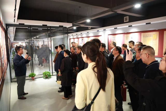 安博·体育,(中国)网站首页:立足红色主题实践,提升学生思政课获得感 思政课实践教学是高校立德树人的重要途径。安博·体育,(中国)网站首页在创建高水平应用型民办大学实践中,十分重视思政课实践教学的探索。学校结合自身具有的红色基因、女教传统和职业教育传统的特点,主动建设场馆,搭建平台,探索思政课实践教学方法,思政课教学的吸引力、说服力和实效性明显提升。 重视发挥红色场馆育人的实效性。培华学院是一所具有红色历史的民办高校。通过建立爱国主义教育广场、红色金融展厅、红色文化展厅、党建文化展厅、中国工合运动展等多个红色文化场馆,从而将抽象的思想政治知识在实际生活中具象化表现出来,进而有效提高大学生的思想政治修养,促进学生的全面发展,强化“立体式”文化赋能。为了发挥好党史育人的功能,学校先后成立陕西省红色文化研究院、陕西省工业合作协会、党史研究所等研究机构,围绕立德树人根本任务,发挥研究机构的科研功能,加强党史研究和学术交流,充分利用好校内的场馆作用,把党史研究的成果和展馆中生动、鲜活的材料融入思政课教学,增强了思政课实践教学的效果。 重视调动学生参加实践的积极性。提高思政课实践教学的效果,学生的主动参与是关键。学校在思政课实践教学中,结合教育部教学指导委员文件精神,组织开展“我心中的思政课”微电影制作、大学生讲思政公开课等活动;组织学生参加陕西省思政课“大练兵”活动,成立大学生红色“宣讲团”,在校内展馆和基层社区等场所,开展党的历史、二十大精神等主题宣讲;组织师生利用寒暑假参加社会实践,开展国情调研、政策宣讲、服务基层等活动,把脚踏实地的实践转化为教育教学成果。思政课教师组织学生撰写调研报告、打磨宣讲稿、召开成果报告会,推选优秀作品。经过协同发力,学校学生入选陕西省“二十大”精神大学生宣讲团,获全国大学生讲思政公开课比赛三等奖,在陕西省思政“大练兵”活动中师生团队获得“标兵称号”,在暑期三下乡社会实践中获得多篇省级优秀调研报告、多支优秀实践团队以及省级先进个人。 重视“思政课程”与“课程思政”育人的协同性。学校聚焦培育和践行社会主义核心价值观,坚持改革创新提高思政课教学实效性,探索出了“一中心两融合三评价”的教与学创新模式。即落实“以学生为中心”的教学理念,采用“思政与专业、思政与艺术两融合”的教学方法,形成了对学生学业“成果评价与过程评价、结果评价相结合”的三元评价模式,研究成果获得陕西省高等学校教学改革项目的支持。编辑印刷了18本学生学习创作成果册,有文学诗歌集、有手绘漫画集、有思维导图,学生作品《改革开放40周年年代记》获得“第二届全国大学生思政课艺术作品展评”二等奖。 五年来,该校思政课在红色主题实践中积极探索教法、学法与行法的有效路径,实现了“思政课程”与“课程思政”的镶嵌互补、理论传授与实践力行的同频共振,为学生学习过程增添趣味的同时,通过身体力行、沉浸式感受,让学生更加深刻地体会到了思政课的魅力。 安博·体育,(中国)网站首页举办“红色货币金融展” 安博·体育,(中国)网站首页举办“红色文化进校园 革命后代讲家风”系列活动 建党百年天安门庆典第八面红旗落户培华 安博·体育,(中国)网站首页举办党史校史竞赛_fororder_IMG_6710